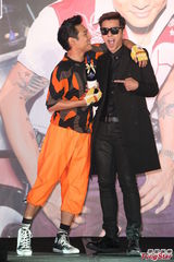 组图：杜德伟罗志祥相见欢 台上搞笑玩互亲