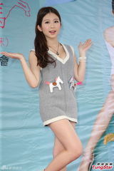 组图：鸡排妹签唱封奶秀美腿 走音落拍自嘲