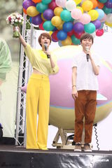 组图：杨丞琳曝青峰曾解她内衣 献唱遭火花烫舌