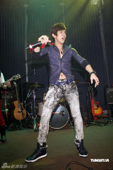 幻灯组图：汪东城助阵“晚生”送吉他秘笈