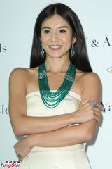 组图：杨采妮投资珠宝增值 高以翔期待能合作