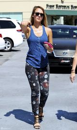 组图：杰西卡-阿尔芭蓝色小背心搭印花裤