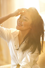 组图：袁姗姗最新家居写真 红裙秀乳沟沐浴阳光