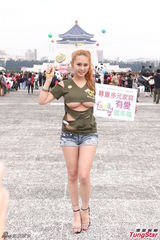 组图：马友蓉广场露乳撑同志 否认结婚传闻