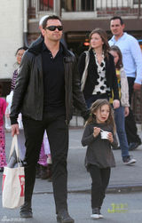 高清图：休-杰克曼东京拍广告 酒店大跳“床单舞”