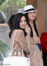 组图：霍思燕秦岚现身三里屯 携手巡店潮味足