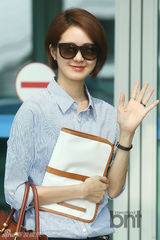 组图：韩星李瑶媛赴米兰出席活动 干练现身机场