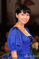 组图：《庸才》首映 堂富美蓝裙可爱臀部似鸡尾
