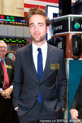 组图：帕丁森着西装现身股票交易所 与柯南伯格合影
