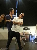 组图：张柏芝戴墨镜练舞遭曝光 舞风刚劲帅气