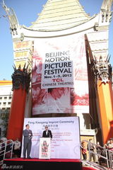 组图：冯小刚好莱坞留手印 长女亮相为父捧场