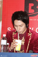 组图：韩男团BAP来台 小秀中文讨好粉丝