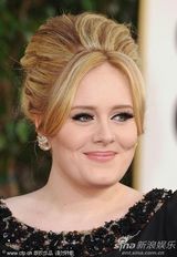 组图：阿黛尔产后首次公开亮相 丰腴依旧开怀笑