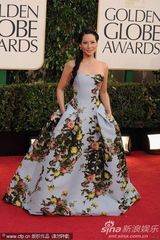 组图：华裔女星刘玉玲印花裙惊艳亮相金球红毯