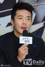 组图：权相佑珉豪等亮相《医学团队》发布会