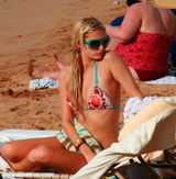 组图：希尔顿与男友鸳鸯浴 海滩戏水被搂蛮腰