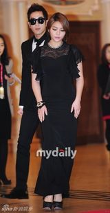 组图：EXO等走金唱片红毯 泫雅透视装内衣尽显