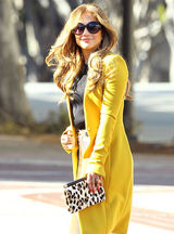 高清组图：詹妮弗-洛佩兹街拍黄色大衣搭配白裤