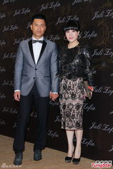 组图：刘嘉玲指王菲心情好 与李亚鹏仍是好友