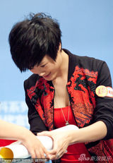 组图：李宇春紧身红衣小露沟 与粉丝互动引尖叫