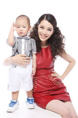 组图：孔维母子亮相杂志封面 时尚妈妈演绎幸福生活