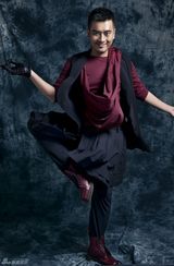 组图：陈龙大片裙装男人更有型