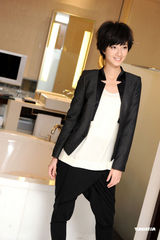 组图：桂纶镁拍写真黑衣黑裤出镜中性风显帅气