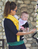 高清图：杰西卡-阿尔芭享受亲子时光小女儿可爱