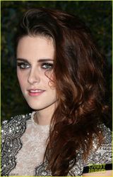 组图：斯图尔特亮相红毯 卷发烟熏妆慵懒十足