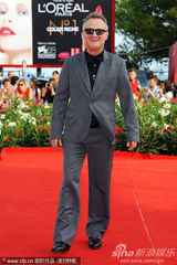 组图：《替代》首映礼 莎朗-塔尔蓝裙惊艳红毯