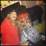 蕾哈娜真空穿背心春光侧露 龇牙嘟红唇俏皮(图)