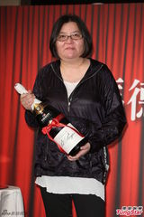 组图：邱黎宽庆生黄晓明送香吻