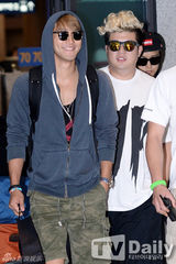 组图：SJ结束台湾巡演 戴墨镜口罩现身机场