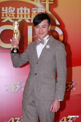 组图：黄浩然获得飞跃进步奖 透露已经做爸爸