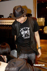 组图：林俊杰当老板与李晨抢生意 陈建州捧场狂拍照