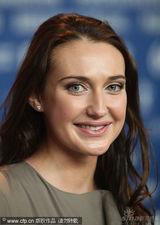 幻灯图：《发明之父》记者会 三女星知性装简洁利落