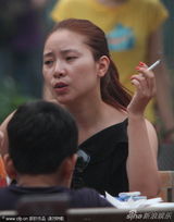组图：郭涛妻子吞云吐雾 情绪激动教训儿子
