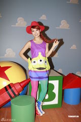 组图：容祖儿拍摄服饰广告 代言身价达百万