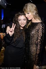 组图：斯威夫特派对变小野豹 透视短裙秀美腿