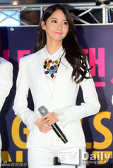 组图：少女时代亮相签售会 修身白衣靓丽抢镜