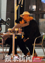 组图：张雨绮王全安街头热吻 早前车内哭泣照曝光