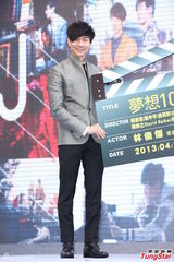 组图：林俊杰将写歌为四川灾区打气