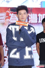 组图：敖犬尬舞宝刀未老 气喘自嘲人老变退步