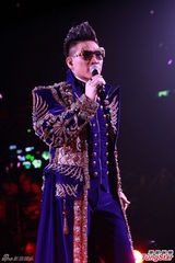 张卫健与八两金[2\/41]组图:张卫健鸡冠装表情搞