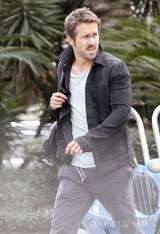 组图：布莱克-莱弗利拍新片神情严峻 丈夫探班