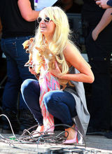 组图：帕丽斯-希尔顿怀揣两爱犬心花怒放玩得欢 