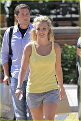 组图：布兰妮夏日穿大棉靴 露壮硕象腿