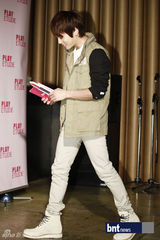 组图：韩国组合SHINee助阵化妆品牌新品发布