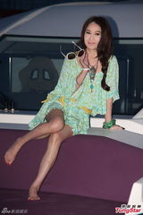 组图：温碧霞封胸秀香肩长腿 为贫困儿筹款