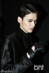 组图：韩星金宇彬郑京浩等献华丽T台秀